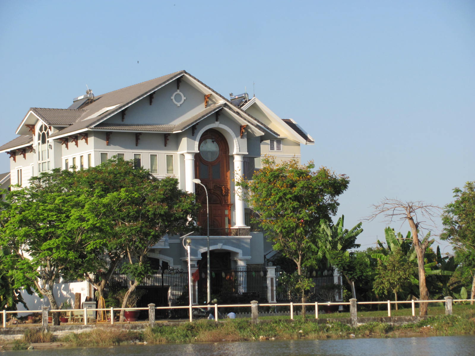 MansionSaigonRiver.JPG