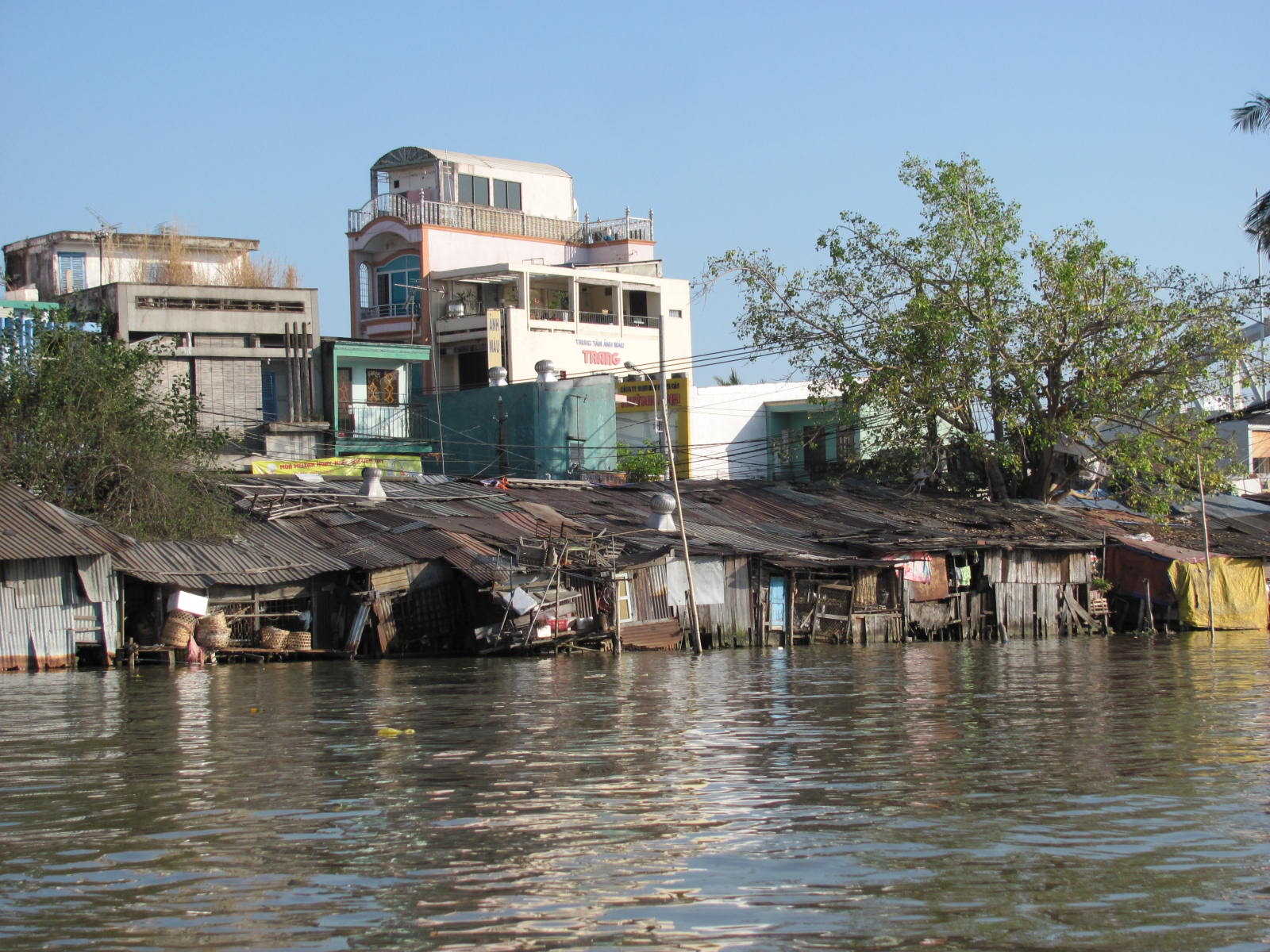 SlumSaigonRiver.JPG